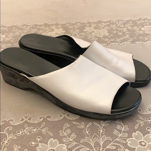 Munro Sandals - Picture 1 of 4